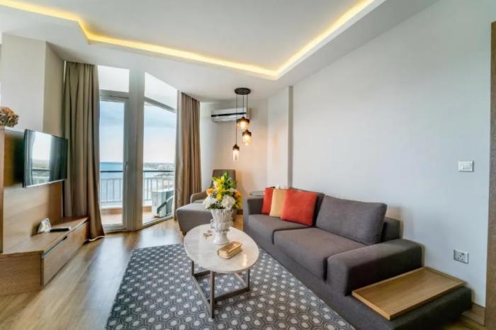 Salamis Bay Conti Resort Hotel & Casino ファマグスタ 部屋 写真 A living room in a modern apartment