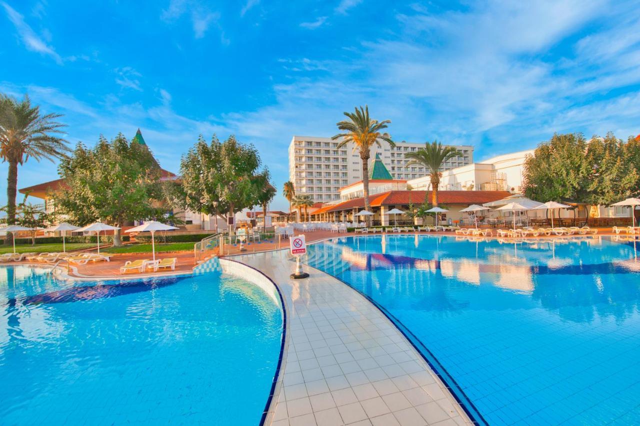 Salamis Bay Conti Resort Hotel & Casino ファマグスタ エクステリア 写真 The resort's main pool