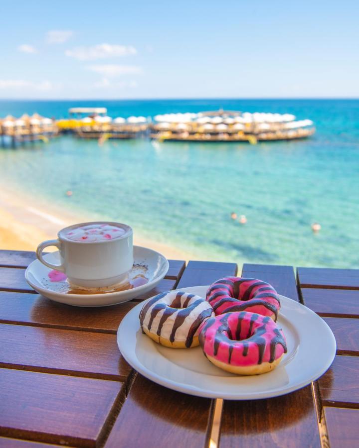 Salamis Bay Conti Resort Hotel & Casino ファマグスタ エクステリア 写真 A cup of coffee and donuts