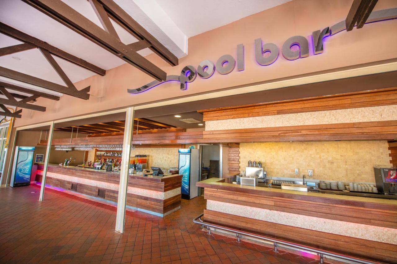 Salamis Bay Conti Resort Hotel & Casino ファマグスタ エクステリア 写真 The pool bar at the hotel