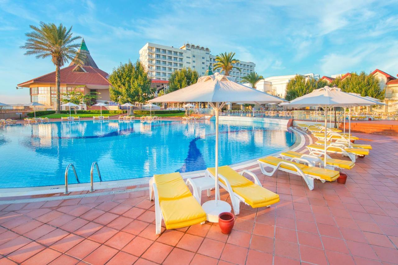 Salamis Bay Conti Resort Hotel & Casino ファマグスタ エクステリア 写真 A pool at a hotel in Turkey
